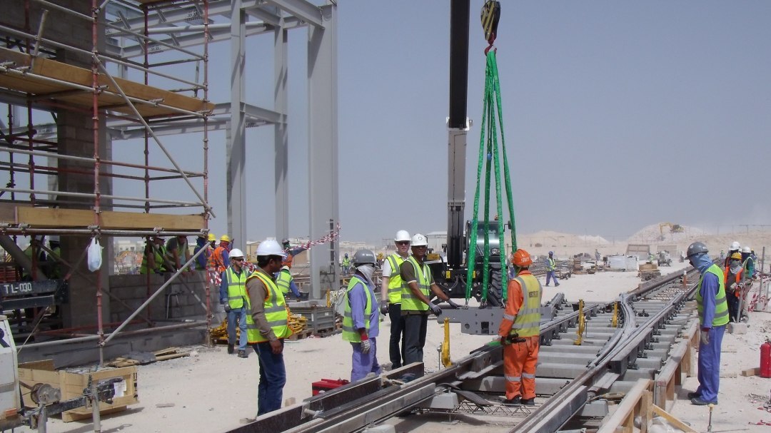 Mitarbeiter bei einem Montageeinsatz in Katar