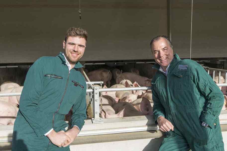 Max Tönnies und Clemens Tönnies zu Besuch auf eine landwirtschaftlichen Betrieb
